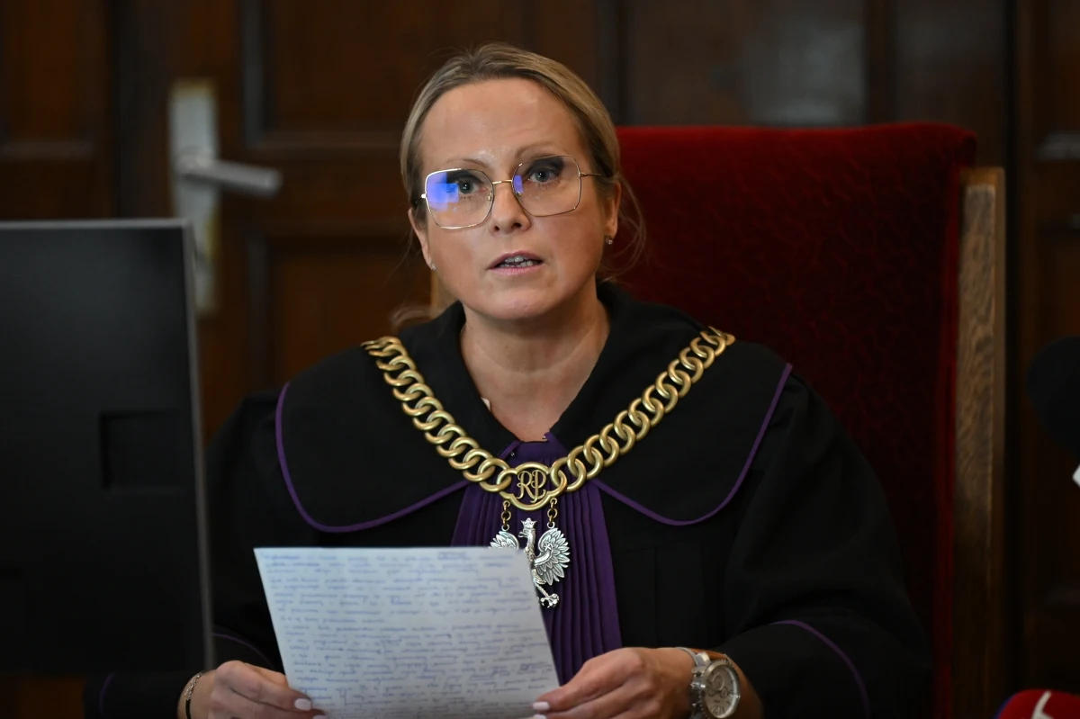 Sąd Okręgowy w Gdańsku skazał Stefana Wilmonta na rok więzienia za zerwanie pagonu pilnującemu go policjantowi. Do incydentu doszło w kwietniu 2022 r., w trakcie rozprawy ws. zabójstwa Pawła Adamowicza. Wyrok jest nieprawomocny.