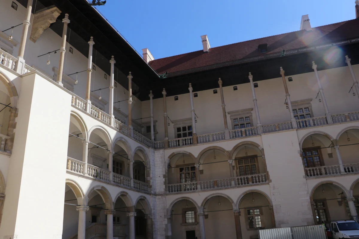 Ponad 2,5 miliona osób z całego świata odwiedziło w tym roku Zamek Królewski na Wawelu. W historii królewskiej rezydencji to frekwencyjny rekord. W Krakowie i w oddziałach muzeum w Pieskowej Skale i Dworze w Stryszowie odbyło się 16 wystaw. 