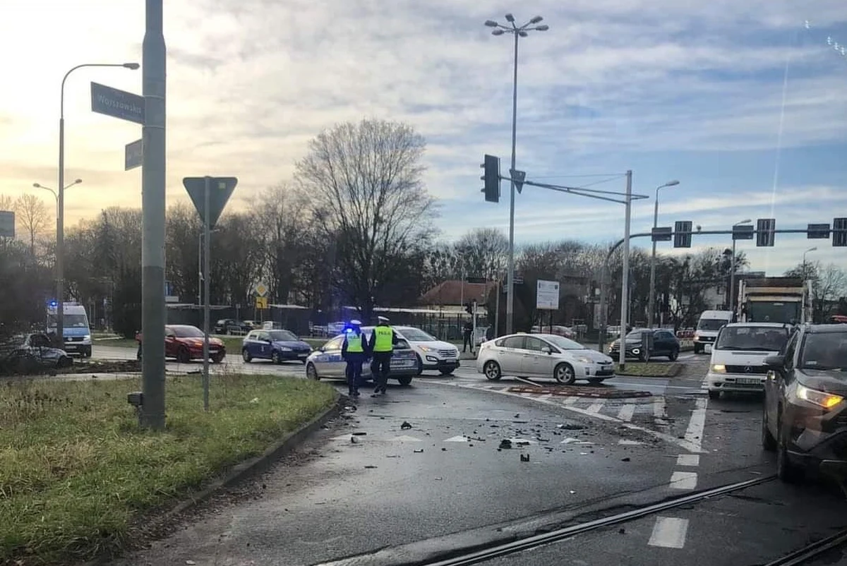 Policyjny pościg za kierowcą auta osobowego na ul. Warszawskiej w Poznaniu. Funkcjonariusze w trakcie akcji oddali strzał ostrzegawczy. Mężczyzna został zatrzymany.