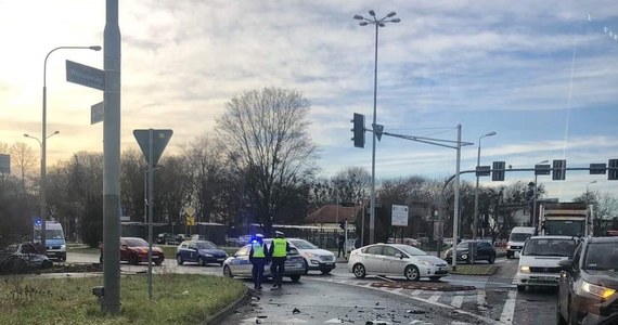 Policyjny pościg za kierowcą auta osobowego na ul. Warszawskiej w Poznaniu. Funkcjonariusze w trakcie akcji oddali strzał ostrzegawczy. Mężczyzna został zatrzymany.