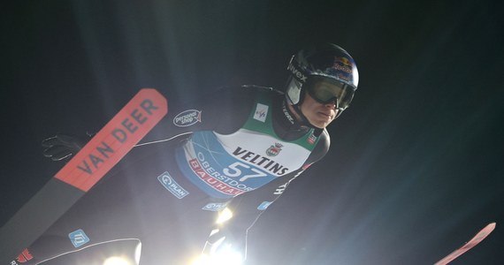 Niemiec Andreas Wellinger wygrał w Oberstdorfie kwalifikacje do pierwszego konkursu 72. Turnieju Czterech Skoczni. Sześciu Polaków w komplecie awansowało do piątkowych zawodów. Najlepszy z nich Piotr Żyła zajął 26. miejsce.