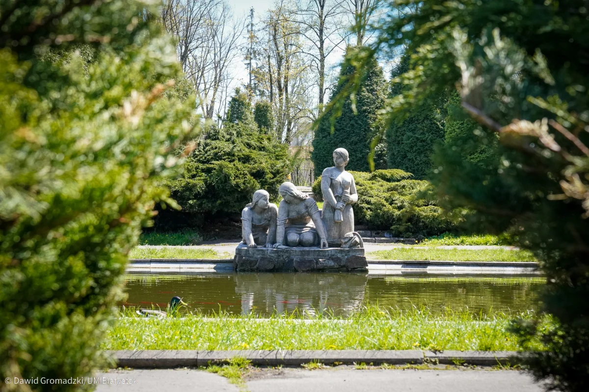 Władze Białegostoku podpisały w czwartek umowy na rewitalizację zabytkowego Parku Planty i Bulwarów Kościałkowskiego oraz przebudowę pobliskiej ulicy Akademickiej. Cała inwestycja będzie kosztowała blisko 46 mln zł, z dofinansowaniem z Rządowego Funduszu Polski Ład.