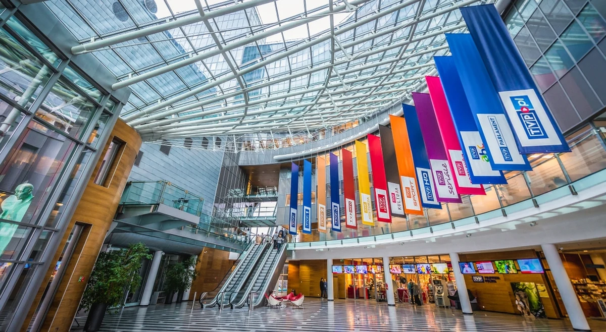 Poseł Koalicji Obywatelskiej Dariusz Joński w ramach kontroli poselskiej zwrócił się do TVP z pytaniem o zarobki dyrektorów Telewizyjnej Agencji Informacyjnej w 2023 roku. Jak wynika z pisma likwidatora TVP opublikowanego przez posła w mediach społecznościowych, szefowie TAI zarobili wtedy od kilkuset tysięcy do niemal 1,5 mln zł. "Gwiazdy" TVP takie jak Orłoś, Kraśko, Tadla w latach 2014-2015 zarabiały porównywalne kwoty w zestawieniu z ówczesną średnią krajową - odpisał Jońskiemu poseł PiS Szymon Szynkowski vel Sęk. 