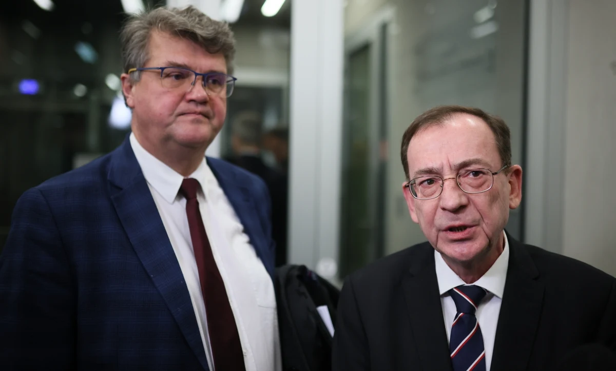 Mimo decyzji marszałka Sejmu Szymona Hołowni o wygaszeniu mandatów poselskich Mariusza Kamińskiego i Macieja Wąsika, obaj byli ministrowie rządu Prawa i Sprawiedliwości pojawili się w czwartek na posiedzeniu sejmowej Komisji Administracji i Spraw Wewnętrznych.