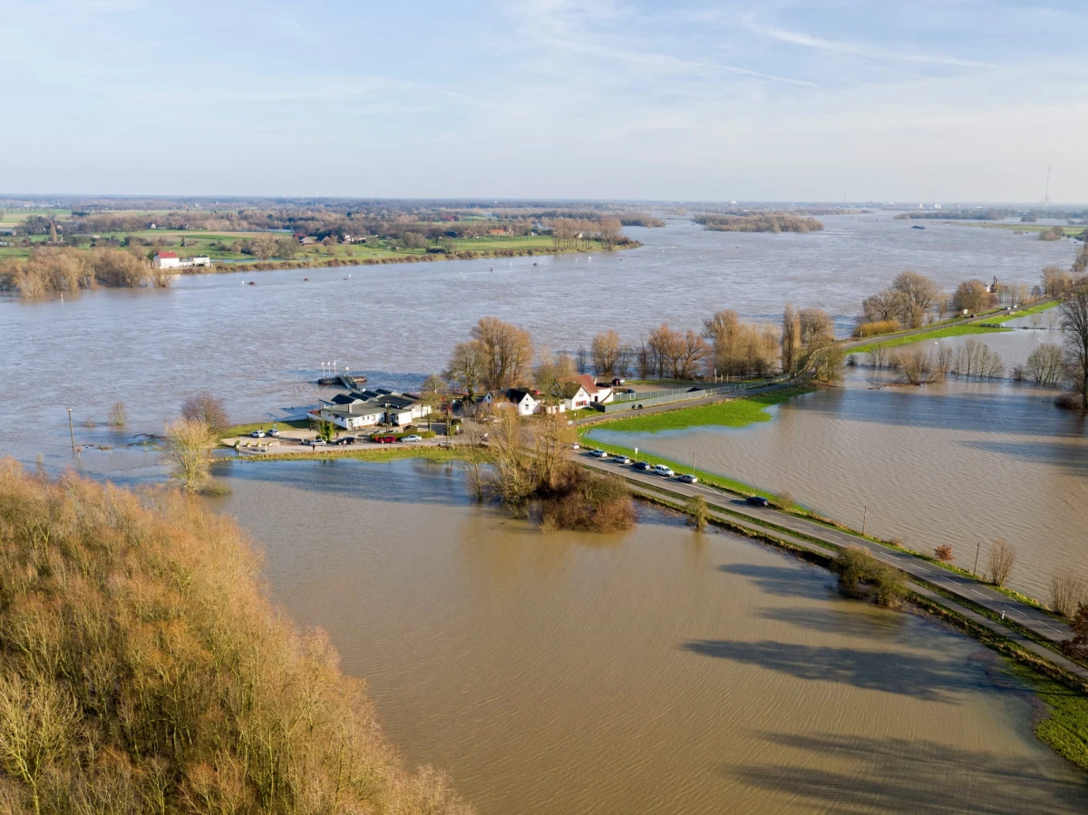 W niebezpieczeństwie znalazło się 1500 zwierząt w zalanym przez powódź parku Serengeti w Hodenhagen w niemieckiej Dolnej Saksonii - informuje "Bild". Z powodzi uratowano już i przeniesiono w bezpieczne miejsca 150 zwierząt, ale żyrafy i 30 antylop są nadal otoczone przez wodę.