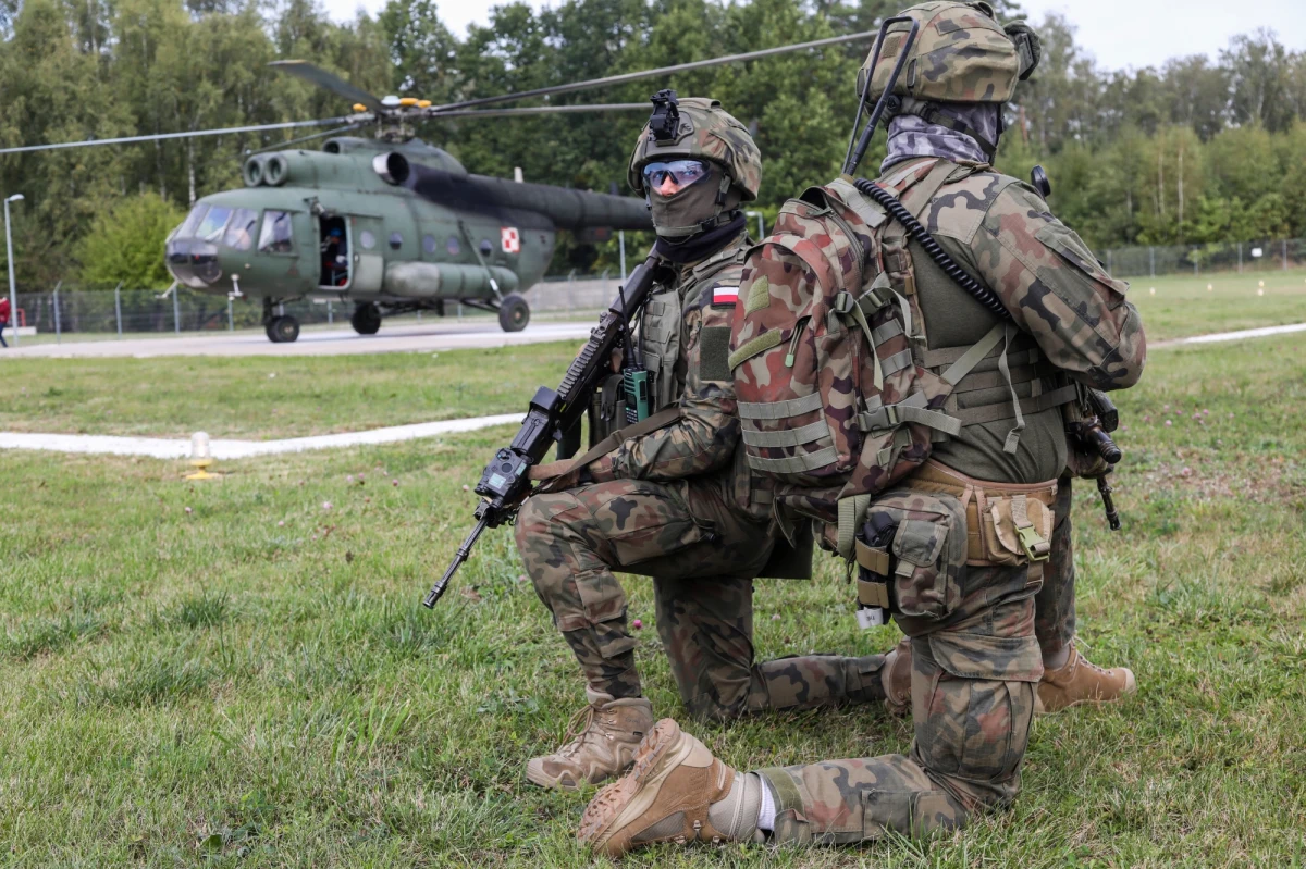 Armia ma poważny problem. Zbyt wielu żołnierzy zdejmuje mundur - pisze "Rzeczpospolita". Od 1 stycznia do 30 listopada 2023 r. z zawodowej służby wojskowej zwolniono 8947 żołnierzy, z czego uprawnienia emerytalne posiadało 62 proc. z nich - dodano.