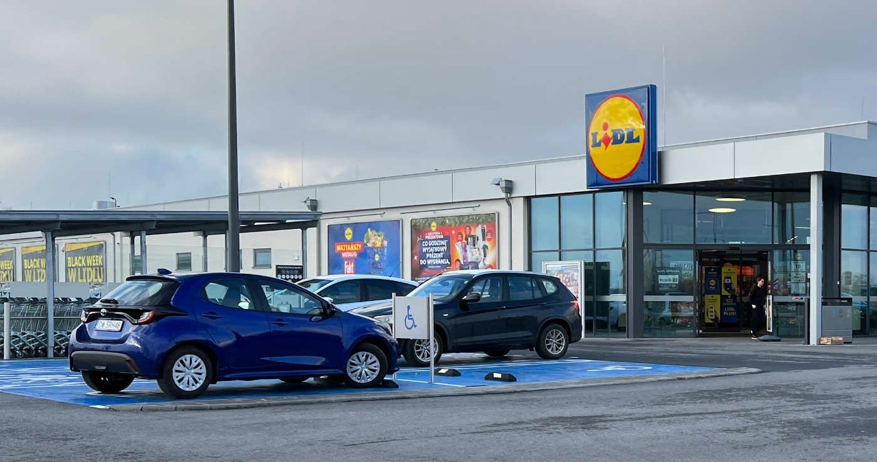 Parkują pod Lidlem i dostają mandaty. Kierowcy nie znają ważnej zasady