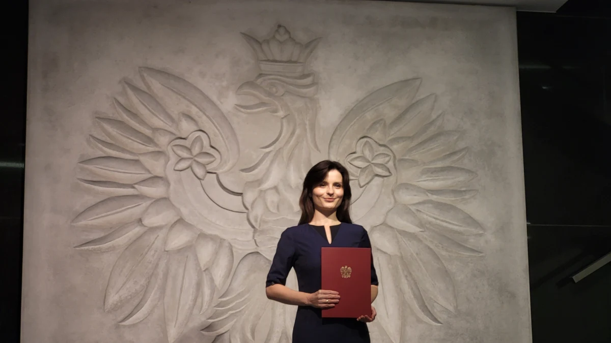 To pierwsza kobieta na stanowisku wojewody w Wielkopolsce. Agata Sobczyk z Polski 2050 oficjalnie objęła urząd i rozpoczęła pierwszy dzień pracy. Jednym z pierwszych postanowień było wywieszenie flag Unii Europejskiej oraz województwa wielkopolskiego na maszcie przed wejściem do budynku.