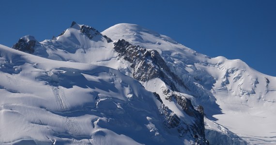 Dwoje narciarzy zginęło pod lawiną w masywie Mont-Blanc we francuskich Alpach. Kolejna osoba odniosła obrażenia - poinformowały władze departamentu Górna Sabaudia. Ratownicy wydobyli spod śniegu pięć osób.