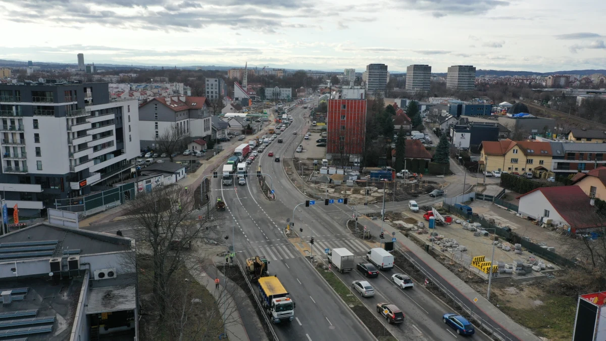 Kierowcy mogą już korzystać z al. 29 Listopada w Krakowie. Na niektórych odcinkach dróg rowerowych i chodników w najbliższych tygodniach nadal prowadzone będą prace wykończeniowe.