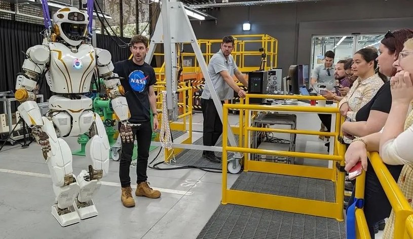 Amerykańska agencja kosmiczna poinformowała, że humanoidalny robot Valkyrie przechodzi już fazę zaawansowanych testów. W niedalekiej przyszłości będzie pomagał astronautom w ramach misji Artemis. 