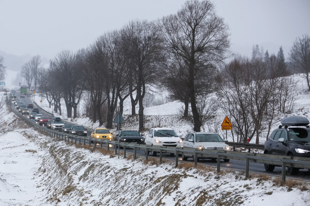 ​Prawie trzy godziny zajmuje droga z Krakowa do Zakopanego. Powód? Duży ruch samochodów, goście jadą już na sylwestra w Tatry. 