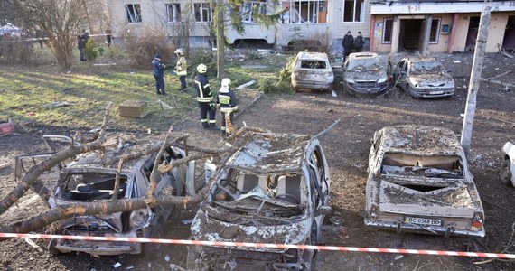 Lwów, tak jak i inne ukraińskie miejscowości, został dziś masowo ostrzelany przez rosyjskie wojska. Rakiety i drony kamikadze typu Shahed atakowały w nocy i nad ranem. Ładunki i ich odłamki spadały na domy, szkołę i obiekty infrastruktury krytycznej. W Radiu RMF24 o sytuacji w mieście opowiadał nam mer Lwowa Andrij Sadowy. 