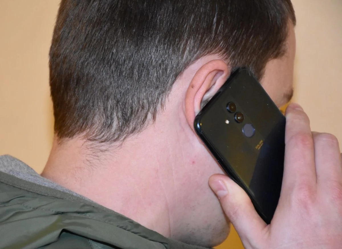 320 tys. złotych stracił przez oszustów mieszkaniec gminy Pruchnik na Podkarpaciu. Mężczyzna po namowie „doradcy” zainstalował na swoim telefonie aplikację, za pomocą której przestępcy otrzymali dostęp do jego konta.