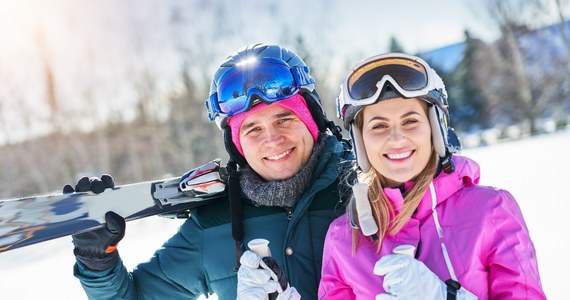 Zima to doskonały czas, by cieszyć się różnorodnymi sportami i aktywnościami na świeżym powietrzu, pod warunkiem odpowiedniego przygotowania. Dyscypliny, które najbardziej nam się kojarzą z tą porą roku to narciarstwo, snowboard, łyżwiarstwo. Pamiętajmy jednak, żeby do takich aktywności przygotować się wcześniej niż kilka dni przed feriami.