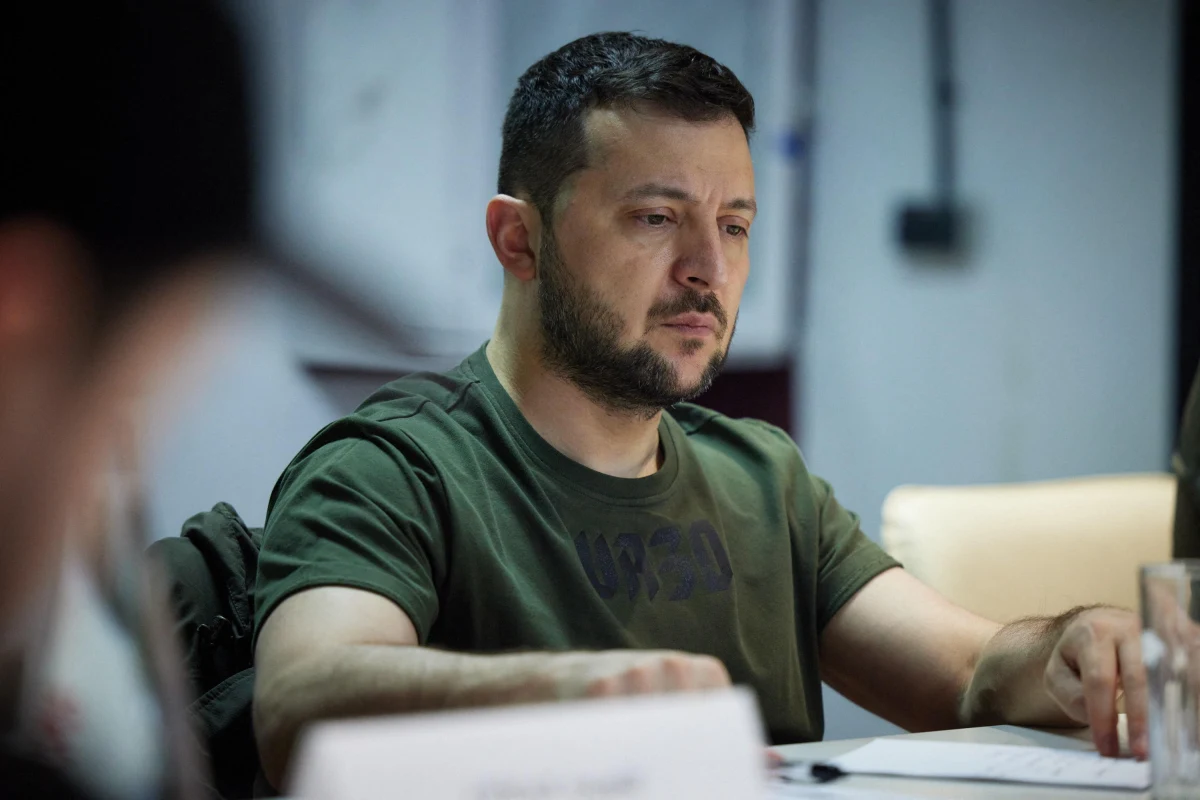 ​Prezydent Ukrainy znów wykazał się niesamowitą odwagą. Po tym, jak w poprzednich miesiącach odwiedził ukraińskich żołnierzy walczących m.in. w okolicach Kupiańska i Bachmutu, teraz drugi raz złożył wizytę w Awdijiwce. To obecnie najgorętszy punkt na całej linii frontu. Miejscowość została niemal całkowicie zniszczona przez nieustanne ataki wojsk rosyjskich.