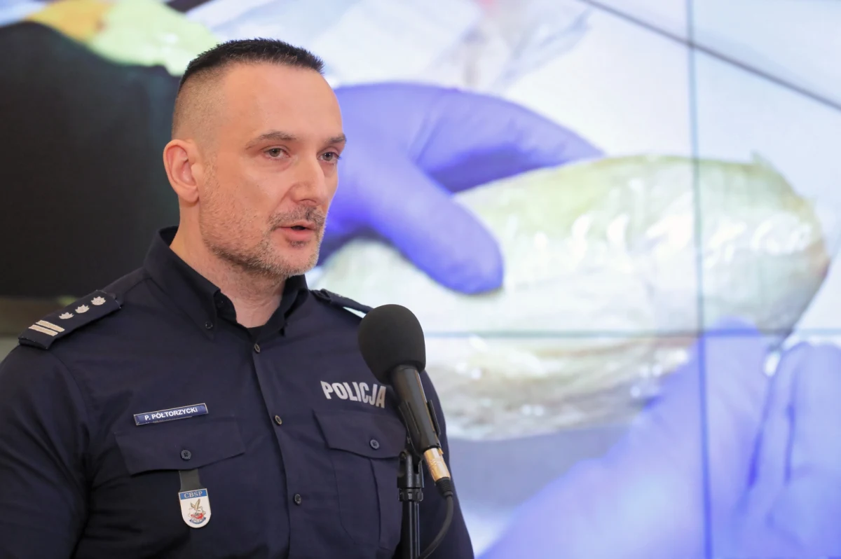 Nowym komendantem wojewódzkim policji na Dolnym Śląsku został nadinsp. Paweł Półtorzycki. Zastąpił na tym stanowisku nadinsp. Dariusza Wesołowskiego. Półtorzycki zaczynał karierę policjanta we Wrocławiu w 1994 roku. W 1999 związał się z CBŚ, a potem CBŚP. Od 2016 roku był zastępcą komendanta tej formacji, a od 2019 do czwartku 28 grudnia komendantem.