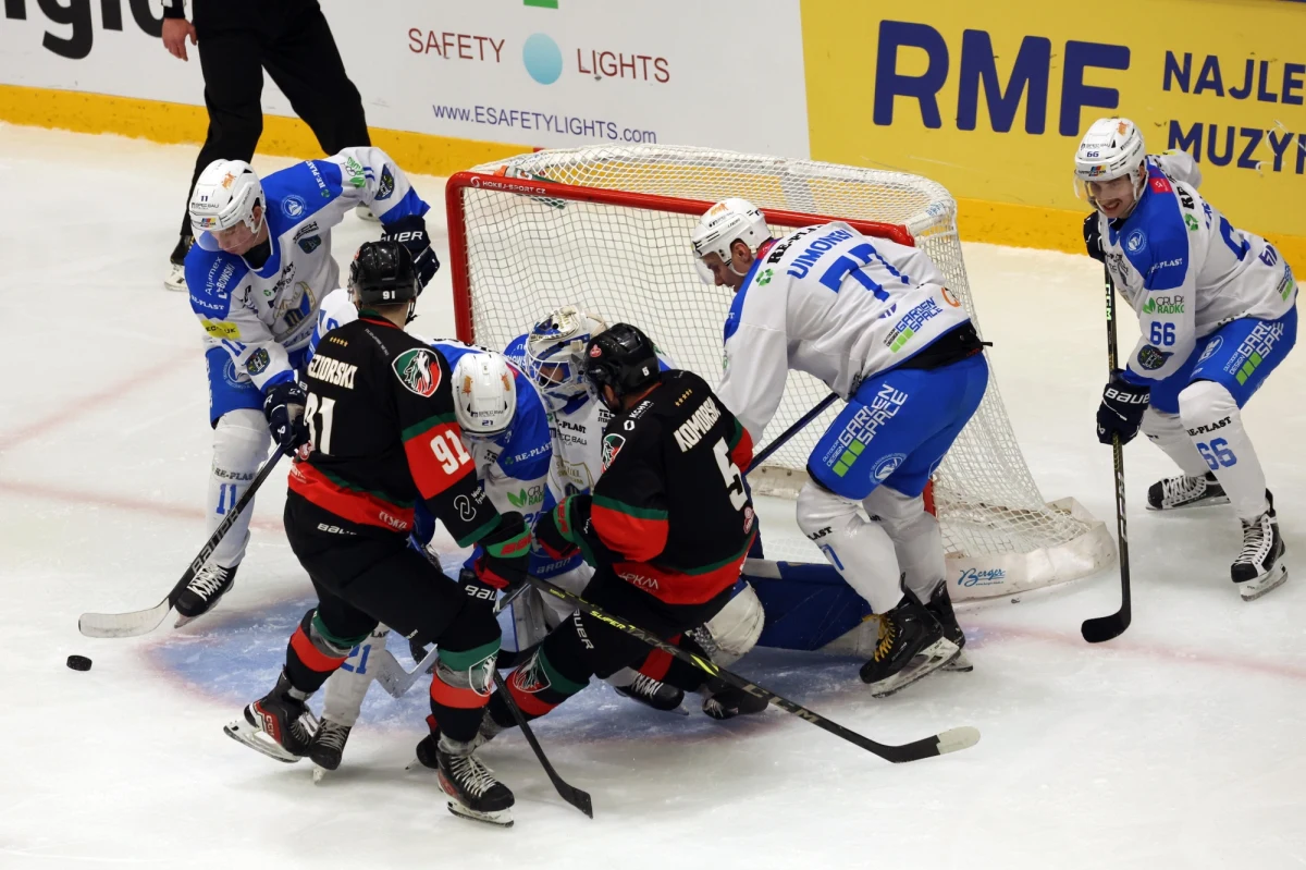 Hokeiści GKS-u Tychy pokonali Re-Plast Unię Oświęcim 6:3 (0:2, 3:1, 3:0) w rozgrywanym w Krynicy-Zdroju półfinałowym meczu o Puchar Polski. W decydującym o zdobyciu tego trofeum spotkaniu zmierzą się w sobotę z JKH GKS Jastrzębie.