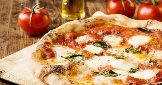 Miłośnicy oryginalnej pizzy nie posiadają się z oburzenia po tym, jak król neapolitańskiej pizzy Gino Sorbillo dodał do potrawy ananasa. Złamał tym samym tabu we Włoszech. Wywołało to duże poruszenie, a on sam, jeden z najsłynniejszych pizzaioli, twierdzi, że wypiek jest dobry, ale "krąży wokół niego zbyt wiele uprzedzeń".