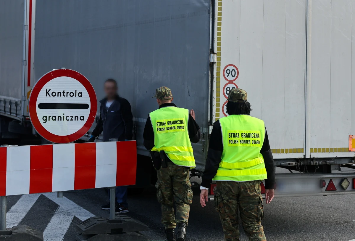 Zgodnie z rozporządzeniem ministra spraw wewnętrznych i administracji opublikowanym w piątek w Dzienniku Ustaw tymczasowa kontrola na granicy polsko-słowackiej została przedłużona do 1 lutego 2024 r.