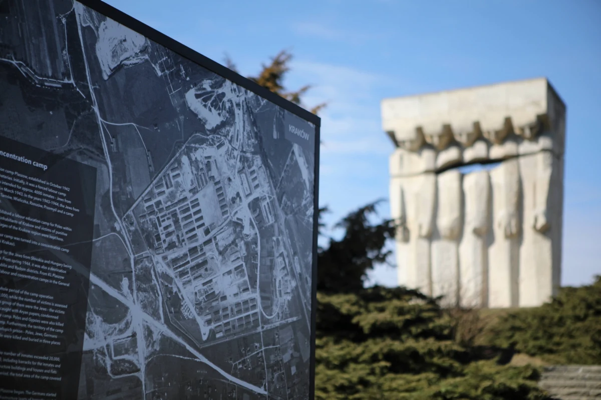 Prace renowacyjne na terenie byłego obozu KL Plaszow w Krakowie dobiegają końca. To jeden z etapów budowy muzeum w tym miejscu. W marcu 2024 roku zwiedzający będą mogli chodzić po wyremontowanych ścieżkach, zobaczą oznakowane ważne punkty oraz wystawę plenerową.