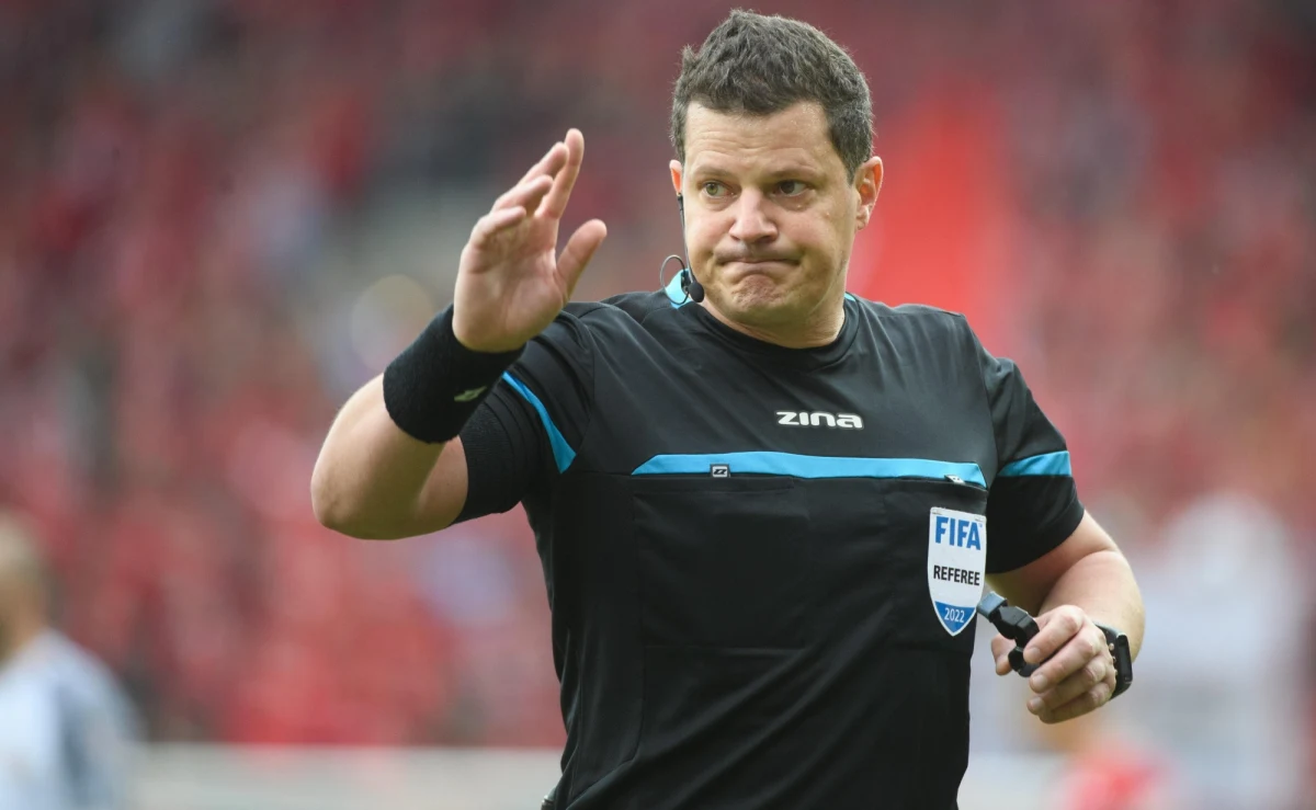 Dużo mówi się o tym, że zimowa przerwa jest potrzebna przede wszystkim piłkarzom. Tak samo jednak potrzebują jej sędziowie. Może ta część piłkarskiego świata nie jest aż tak przemęczona fizycznie, ale zmęczenie psychiczne daje o sobie mocno znać, bo w czasie swojej pracy sędziowie mierzą się z ogromną presją. "W domu spędzamy mało czasu, więc okres świąteczny pozwala nam trochę zejść na ziemię i pobyć z bliskimi. Czas spędzony z rodziną zawsze sprawia, że głowa odpoczywa" - przyznaje sędzia Tomasz Musiał. O sędziowskim rachunku sumienia, a także o przygotowaniach do sezonu rozmawiał z nim Wojciech Marczyk z redakcji sportowej RMF FM.