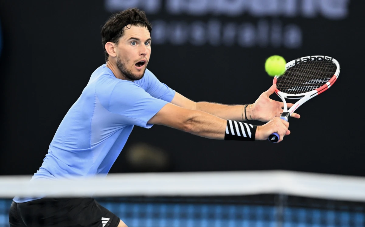 Były mistrz US Open Dominic Thiem z przygodami awansował do finału kwalifikacji turnieju ATP w Brisbane. Austriacki tenisista w trakcie zwycięskiego meczu z Australijczykiem Jamesem McCabem doświadczył syczącego intruza, który wślizgnął się na kort i na krótko wstrzymał grę.