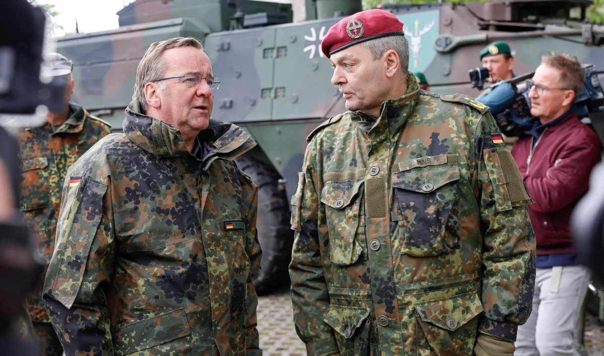 W grudniu ministrowie obrony Niemiec i Litwy podpisali plan rozmieszczenia na Litwie brygady Bundeswehry składającej się z około pięciu tysięcy ludzi - żołnierzy i cywilów. Z doniesień niemieckich mediów wynika jednak, że jeden z najwyższych rangą wojskowych jest zaniepokojony konsekwencjami takiej decyzji. Wskazuje na niewystarczające wyposażenie armii.
