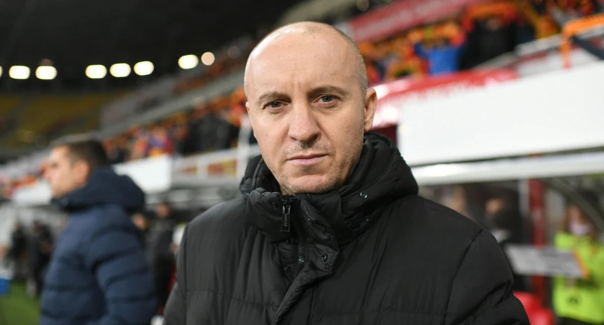 Piłkarze grający w piłkarskiej ekstraklasie korzystają ze świątecznej przerwy. Wiele klubów do początku stycznia dało wolne swoim zawodnikom. Piłkarze Piasta Gliwice w klubie mają się stawić 8 stycznia. Wszystko dlatego, że to drugi dzień prawosławnego Bożego Narodzenia, które obchodzi trener gliwickiego zespołu Aleksandar Vuković. "Skorzystałem ze swojej pozycji w klubie i zbierzemy się 8 stycznia, a 9 będzie pierwszy trening" – mówi z uśmiechem Aleksandar Vuković, dla którego okres Bożego Naradzenia jest bardzo ważny. Z trenerem Piasta - o świątecznych serbskich tradycjach i potrawach, a także świętowaniu Nowego Roku w Serbii - rozmawiał Wojciech Marczyk z redakcji sportowej RMF FM.