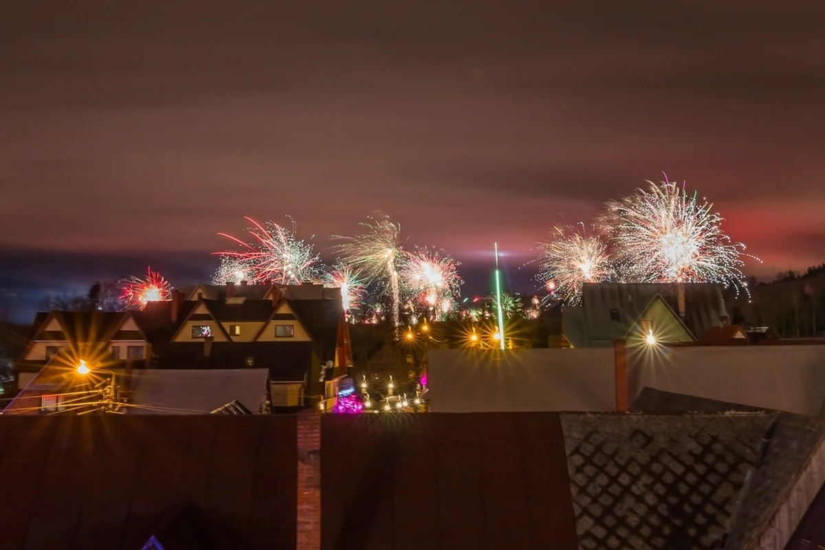 W Zakopanem obowiązuje zakaz odpalania fajerwerków, petard, ogni sztucznych i innych materiałów pirotechnicznych w miejscach publicznych – przypominają władze stolicy Tatr. Apel w tej sprawie wystosował też Tatrzański Park Narodowy.