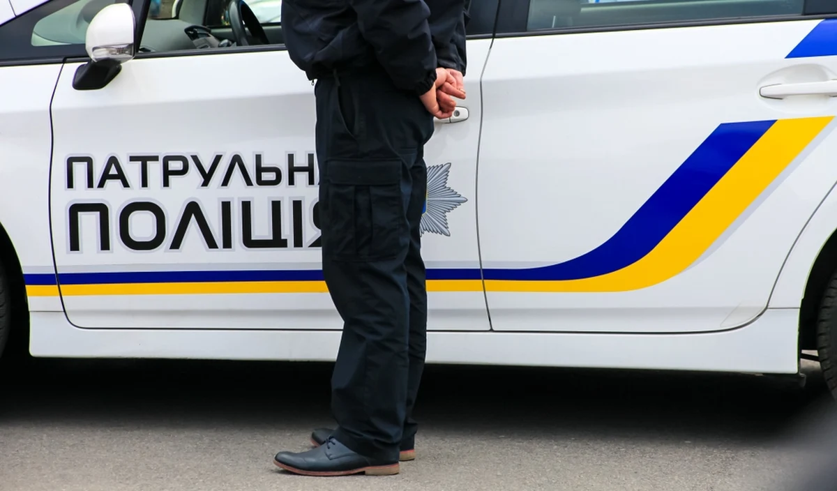 Policjant z ukraińskiego Tarnopola został skazany na 3 lata pozbawienia wolności w zawieszeniu na rok za to, że zatrzymał sędziego, który naruszył przepisy ruchu drogowego. Z pozornie błahej interwencji wywiązał się duży problem, bowiem funkcjonariusz zakuł sędziego w kajdanki, co jest niezgodne z prawem - ten jest bowiem chroniony immunitetem.