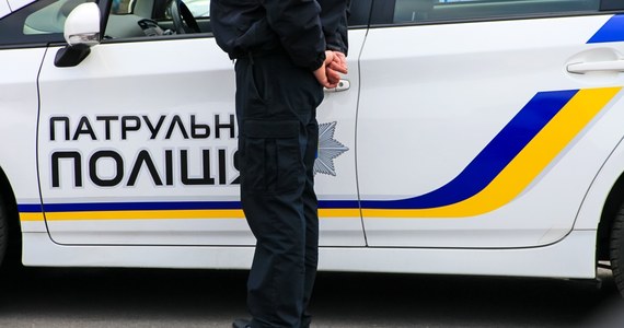 Policjant z ukraińskiego Tarnopola został skazany na 3 lata pozbawienia wolności w zawieszeniu na rok za to, że zatrzymał sędziego, który naruszył przepisy ruchu drogowego. Z pozornie błahej interwencji wywiązał się duży problem, bowiem funkcjonariusz zakuł sędziego w kajdanki, co jest niezgodne z prawem - ten jest bowiem chroniony immunitetem.
