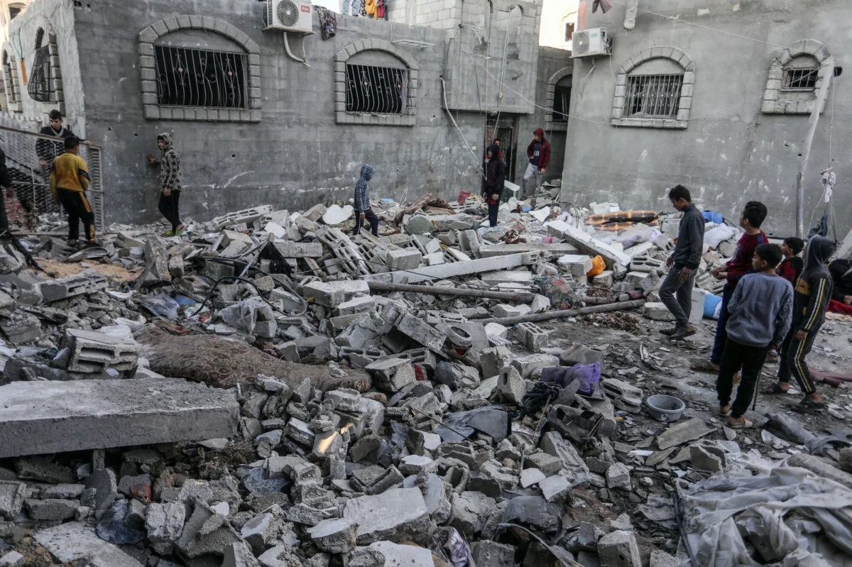 Ratownicy w mieście Rafah w południowej części Strefy Gazy wyciągnęli spod gruzów niemowlę. Dom, w którym ukrywała się cała rodzina dziewczynki, został uszkodzony w wyniku nalotów wojsk Izraela.