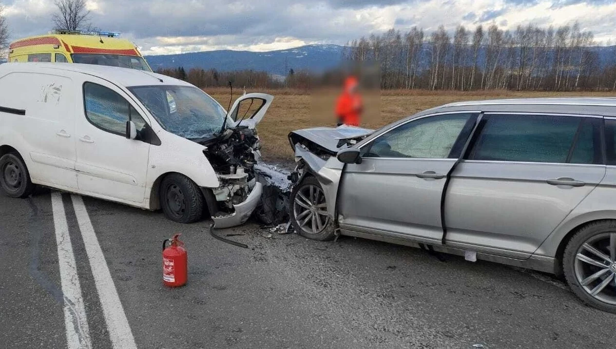 Sześć osób, w tym dwoje dzieci, zostało poszkodowanych w wypadku w Białce Tatrzańskiej - podała Komenda Powiatowa Państwowej Straży Pożarnej w Zakopanem. Zderzyły się tam czołowo dwa samochody osobowe.