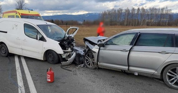 Sześć osób, w tym dwoje dzieci, zostało poszkodowanych w wypadku w Białce Tatrzańskiej - podała Komenda Powiatowa Państwowej Straży Pożarnej w Zakopanem. Zderzyły się tam czołowo dwa samochody osobowe.