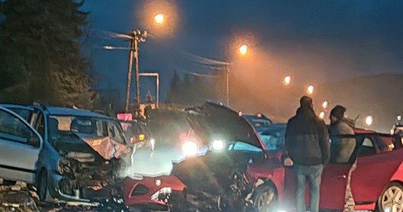 Dwa samochody osobowe zderzyły się na dk nr 52 w powiecie wadowickim w Małopolsce. Nie ma informacji o osobach poszkodowanych.