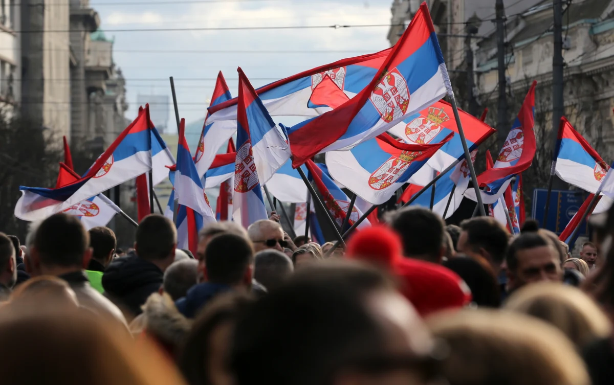 Przez Belgrad w sobotę przeszła wielotysięczna manifestacja osób, które oskarżają ekipę prezydenta kraju Aleksandara Vuczicia o oszustwa w wyborach parlamentarnych i lokalnych. „Te wybory muszą zostać powtórzone” – mówiła do tłumu przedstawicielka opozycji Marinika Tepić.