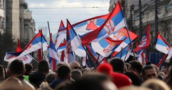 Przez Belgrad w sobotę przeszła wielotysięczna manifestacja osób, które oskarżają ekipę prezydenta kraju Aleksandara Vuczicia o oszustwa w wyborach parlamentarnych i lokalnych. „Te wybory muszą zostać powtórzone” – mówiła do tłumu przedstawicielka opozycji Marinika Tepić.