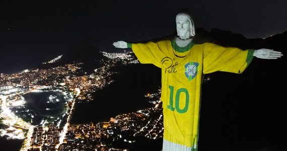 Podświetlona koszulka Pelego pojawiła się na słynnym pomniku Chrystusa w Rio de Janeiro - w ten sposób Brazylia oddała cześć legendarnemu piłkarzowi, który zmarł przed rokiem. Pierwsza rocznica śmierci minęła w piątek.