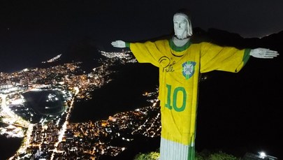 Pomnik Chrystusa w Rio de Janeiro w koszulce Pelego
