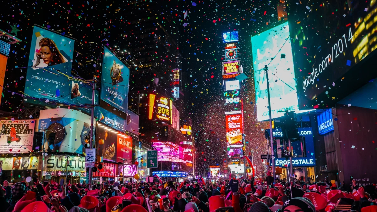 ​Nowojorska policja przygotowuje się do zapewnienia bezpieczeństwa na Times Square podczas tradycyjnej uroczystości powitania Nowego Roku. Władze spodziewają się przybycia tam do miliona osób, których chronić mają funkcjonariusze wraz z jednostkami antyterrorystycznymi, a z powietrza helikoptery i drony.