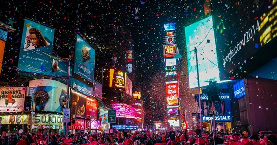 ​Nowojorska policja przygotowuje się do zapewnienia bezpieczeństwa na Times Square podczas tradycyjnej uroczystości powitania Nowego Roku. Władze spodziewają się przybycia tam do miliona osób, których chronić mają funkcjonariusze wraz z jednostkami antyterrorystycznymi, a z powietrza helikoptery i drony.