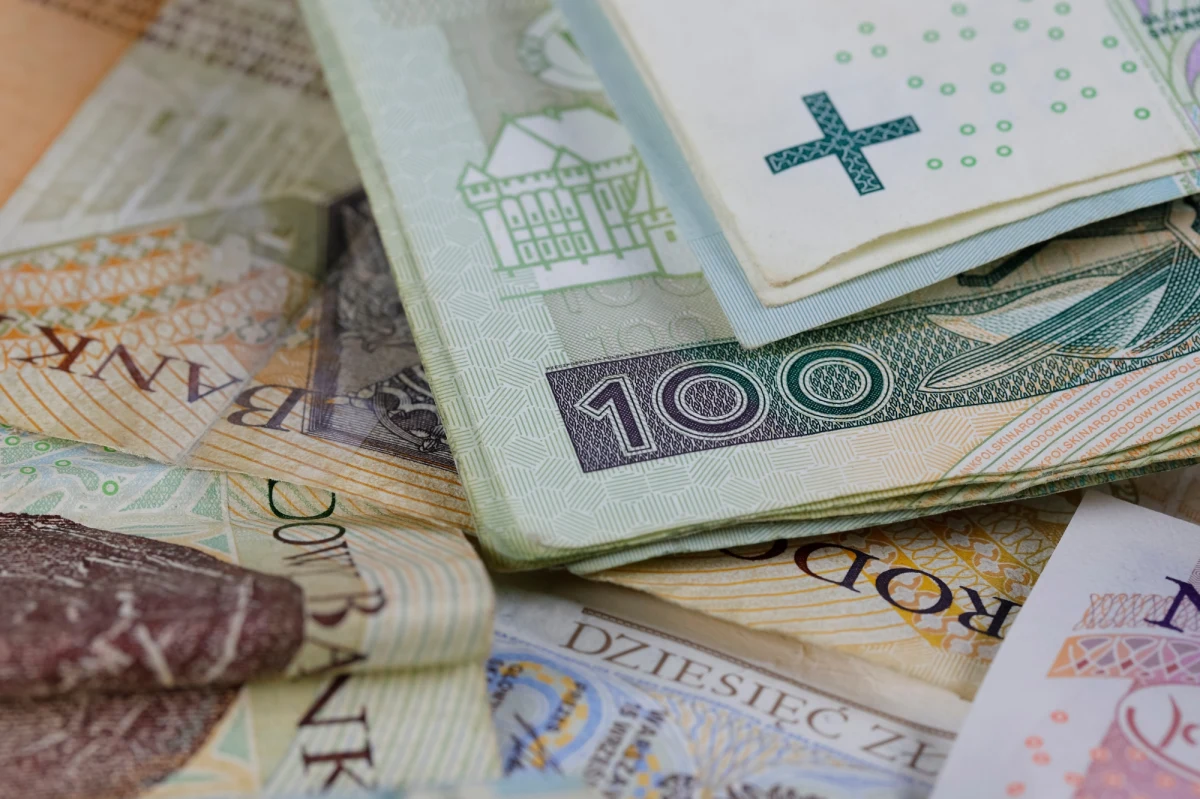 Od 1 stycznia 2024 r. kwota świadczenia wychowawczego zostanie podniesiona z 500 zł do 800 zł. Rodzice otrzymają wypłaty w tych samych terminach, co dotychczas. Według rządowych szacunków w 2024 r. do 800 plus będzie uprawnionych 6,6 mln dzieci.