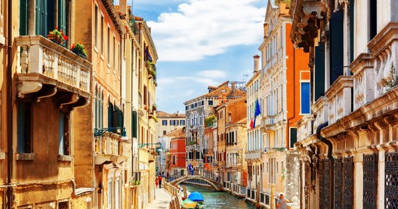 Grupy wycieczkowe liczące maksymalnie 25 osób i zakaz używania głośników podczas ich oprowadzania - to kolejne kroki zapowiedziane przez władze Wenecji. Ich celem jest ograniczenie negatywnego wpływu masowej turystyki na życie mieszkańców. Wcześniej zapadła decyzja o wprowadzeniu od wiosny przyszłego roku biletu wstępu do Wenecji w cenie 5 euro.