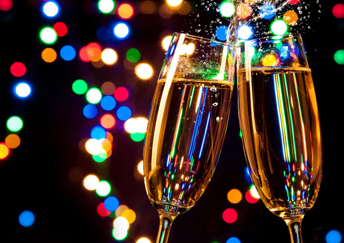 Prawie 40 proc. słuchaczy RMF FM powita Nowy Rok w swoich czterech ścianach samotnie lub z innymi domownikami. Na "domówce" u przyjaciół ten czas spędzi 12 proc. ankietowanych - wynika z badań własnych Grupy RMF. Znacznie rzadziej będziemy się bawić w lokalu, na wyjeździe w kraju lub zagranicą. 