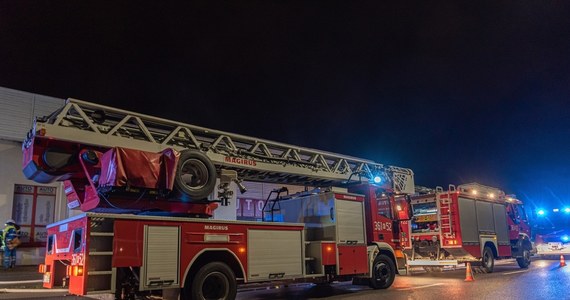 77-letni mężczyzna został przetransportowany do szpitala w wyniku pożaru w Burgrabicach w Opolskiem. Ogień pojawił się w budynku mieszkalno-usługowym, w którym znajduje się lokalny ośrodek zdrowia.
