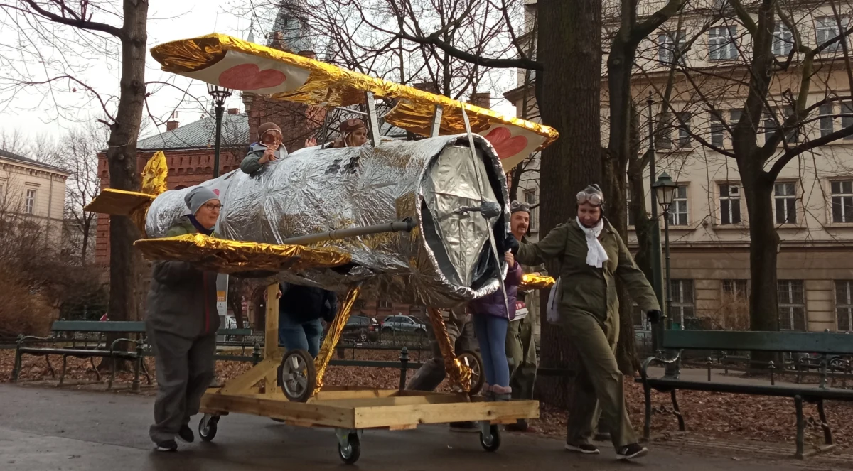 Krakowianie pożegnali stary rok w biegu i kolorowych przebraniach. Za nami kolejny Krakowski Bieg Sylwestrowy - tu liczyła się nie tylko forma ale i styl, nagradzane były bowiem najbardziej kreatywne kreacje. Biegły więc smoki, rycerze, upiory, renifery, a nawet... cała konstrukcja tramwajowa oraz samolot.