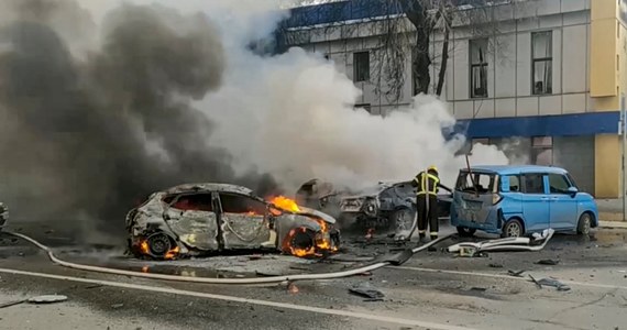 W sobotę po południu siły ukraińskie ostrzelały centrum przygranicznego rosyjskiego miasta Biełgorod. W ataku zginęły co najmniej 24 osoby, a 108 zostało rannych. Po ostrzale w kolejnych rosyjskich miastach zaczęto odwoływać sylwestrowe pokazy sztucznych ogni i zabawy.