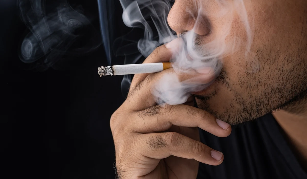 Od 1 stycznia 2024 roku po raz kolejny wzrośnie podatek akcyzowy na wyroby alkoholowe oraz tytoniowe, co jest efektem przyjętego w 2022 roku przez rząd harmonogramu podwyżek. Najmocniej odczują to palacze.