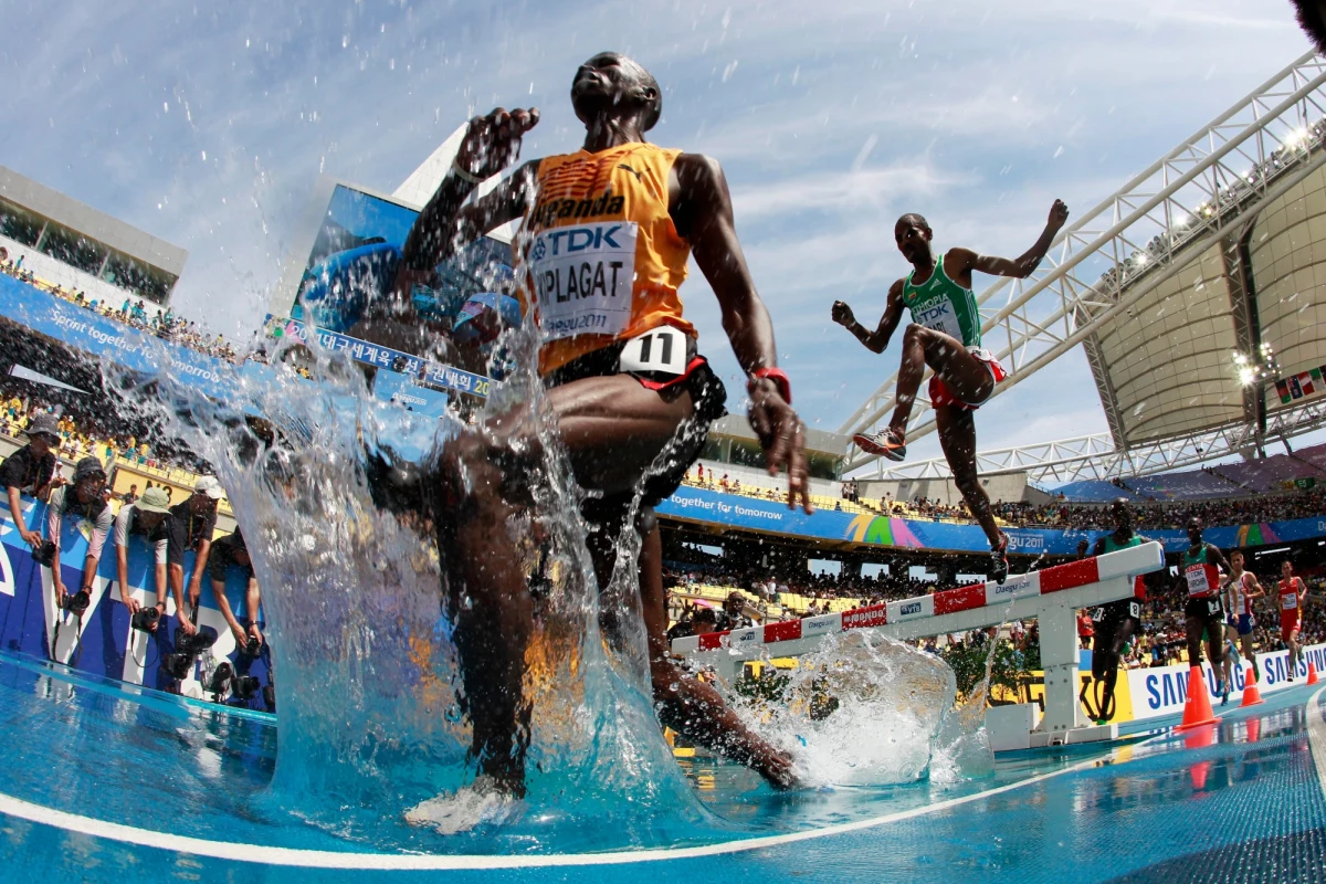 Zwłoki uczestnika Igrzysk Olimpijskich w biegach długodystansowych odkryła w niedzielę rano policja na przedmieściach miasta Ekdoret w Kenii. Według śledczych 34-letni ​Benjamin Kiplagat z Ugandy padł ofiarą zabójstwa - na szyi zmarłego sportowca stwierdzono głęboką ranę kłutą szyi. 